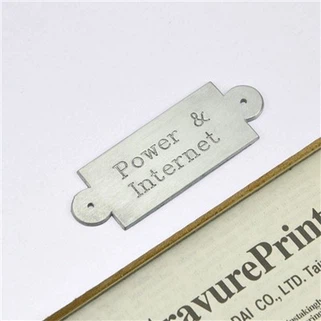 Placas de nome gravadas em metal