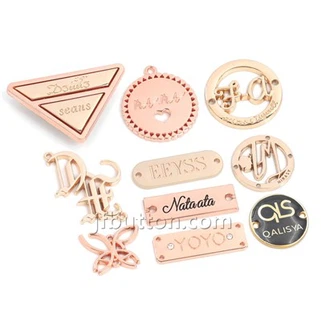 Logo de metal para roupas